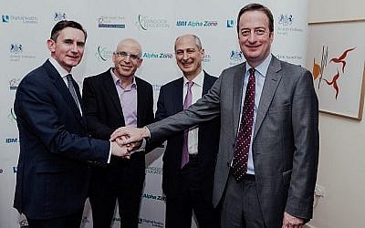 (De droite à gauche) L'ambassadeur britannique en Israël David Quarrey, David Dangoor, l'Exilarch's Foundation, Uri Hayik, directeur technique d'IBM Israël et Charlie Davie, directeur général de UCL Partners lors du lancement de l'initiative Dangoor Health Initiative Royaume-Uni-Israël. (Ben Kelmer)