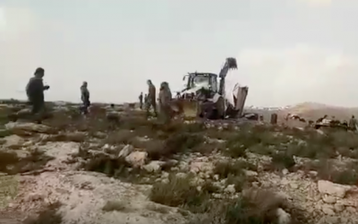 Les forces de sécurité israéliennes ont démoli trois maisons de fortune dans l'avant-poste illégal de Geulat Tzion, le 26 février 2018 (Crédit : capture d'écran YouTube)