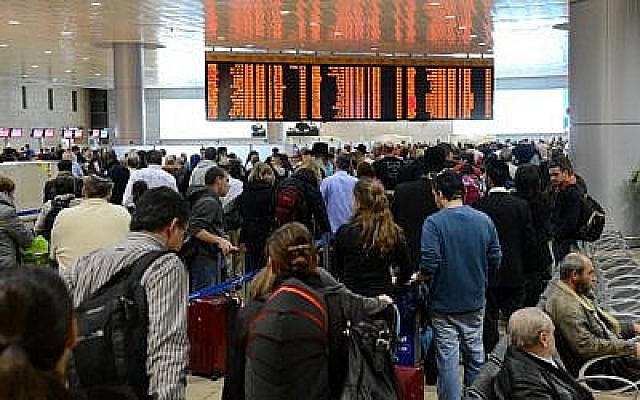 Illustration: Les voyageurs font la queue au terminal de départ de l'aéroport international Ben Gurion (Yossi Zeliger / Flash90) Illustration: Les voyageurs font la queue au terminal de départ de l'aéroport international Ben Gurion (Yossi Zeliger / Flash90)