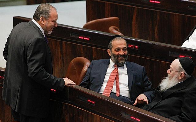 Le leader du parti Shas Aryeh Deri, au centre, le chef de Avigdor Liberman, à gauche, et le président de YaHadout HaTorah Yaakov Litzman lors d'une séance plénière à la Knesset, le 29 juillet 2013 (Crédit : Miriam Alster/Flash90) Le leader du parti Shas Aryeh Deri, au centre, le chef de Avigdor Liberman, à gauche, et le président de YaHadout HaTorah Yaakov Litzman lors d'une séance plénière à la Knesset, le 29 juillet 2013 (Crédit : Miriam Alster/Flash90)