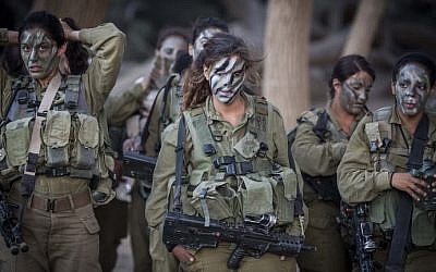 Les soldates du Bataillon de Caracal se préparent pour une expédition dans le cadre de leur entraînement le 3 septembre 2014. (Hadas Parush/Flash90)