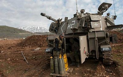 Illustration. Des soldats israéliens se préparent à ouvrir le feu sur le site où deux soldats israéliens ont été tués dans la région du mont Dov le nord le long de la frontière israélienne avec le Liban le 28 janvier, 2015. (Crédit : Armée israélienne)