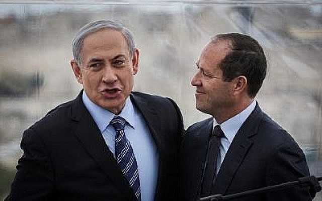 Le Premier ministre Benjamin Netanyahu (à gauche) et le maire de Jérusalem Nir Barkat (à droite) tiennent une conférence de presse à l'hôtel Mamilla à Jérusalem, le 23 février 2015. (Crédit : Hadas Parush/Flash90) Le Premier ministre Benjamin Netanyahu (à gauche) et le maire de Jérusalem Nir Barkat (à droite) tiennent une conférence de presse à l'hôtel Mamilla à Jérusalem, le 23 février 2015. (Crédit : Hadas Parush/Flash90)