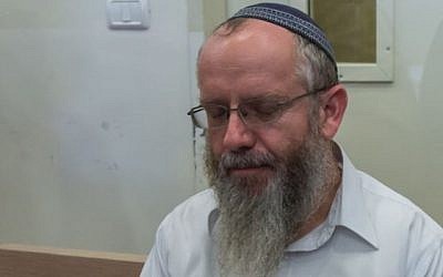 Le rabbin Ezra Sheinberg est traduit en justice devant le tribunal de première instance de Kiryat Shmona le 2 juillet 2015. (Bâle Awidat/Flash90)