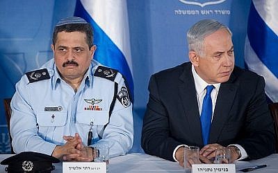 Le chef de la police Roni Alsheich et le Premier ministre Benjamin Netanyahu, photographiés au cabinet du Premier ministre à Jérusalem, le 3 décembre 2015. (Crédit : Miriam Alster/Flash90) Le chef de la police Roni Alsheich et le Premier ministre Benjamin Netanyahu, photographiés au cabinet du Premier ministre à Jérusalem, le 3 décembre 2015. (Crédit : Miriam Alster/Flash90)