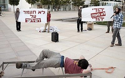 Des militants de droite assistent à une manifestation à Tel Aviv, mettant en scène des tortures présumées par le Shin Bet contre des présumés terroristes juifs (Crédit : Tomer Neuberg/Flash90)