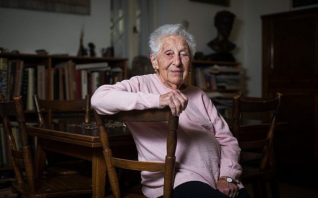 Alice Shalvi, professeur et éducatrice israélienne, pose pour une photo chez elle à Jérusalem le 14 mars 2016. (Yonatan Sindel/Flash90) Alice Shalvi, professeur et éducatrice israélienne, pose pour une photo chez elle à Jérusalem le 14 mars 2016. (Yonatan Sindel/Flash90)