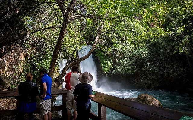 Illustration : Visiteurs à la Réserve Naturelle de Banias dans le nord d'Israël le 3 avril 2016. (Miriam Alster/Flash90) Illustration : Visiteurs à la Réserve Naturelle de Banias dans le nord d'Israël le 3 avril 2016. (Miriam Alster/Flash90)