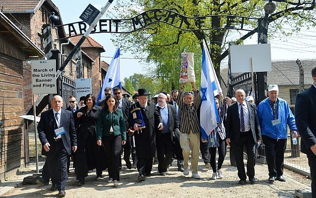 Une délégation de la Marche des vivants sur le site d'Auschwitz-Birkenau en Pologne le 5 mai 2016 (Crédit : Yossi Zeliger / FLASH90) Une délégation de la Marche des vivants sur le site d'Auschwitz-Birkenau en Pologne le 5 mai 2016 (Crédit : Yossi Zeliger / FLASH90)