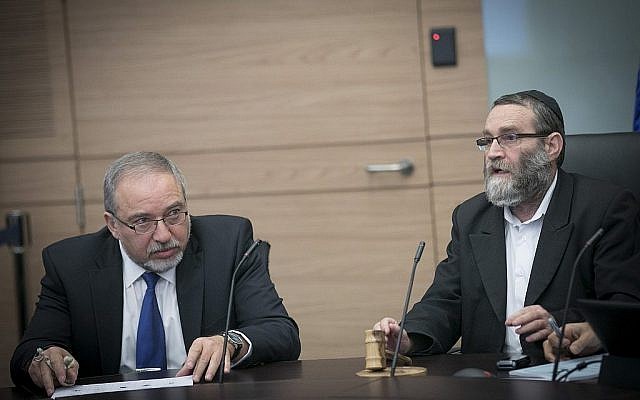 Le ministre de la Défense Avigdor Liberman (à gauche) et le député de Yahadout HaTorah , Moshe Gafni, lors d'une réunion du Comité des finances de la Knesset le 6 décembre 2016. (Yonatan Sindel / Flash90) Le ministre de la Défense Avigdor Liberman (à gauche) et le député de Yahadout HaTorah , Moshe Gafni, lors d'une réunion du Comité des finances de la Knesset le 6 décembre 2016. (Yonatan Sindel / Flash90)