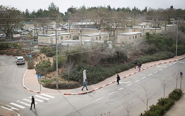Des étudiants se promènent sur le campus de l'Université Ariel, dans l'implantation d'Ariel en Cisjordanie, le 25 janvier 2017. (Sebi Berens/Flash90) Des étudiants se promènent sur le campus de l'Université Ariel, dans l'implantation d'Ariel en Cisjordanie, le 25 janvier 2017. (Sebi Berens/Flash90)