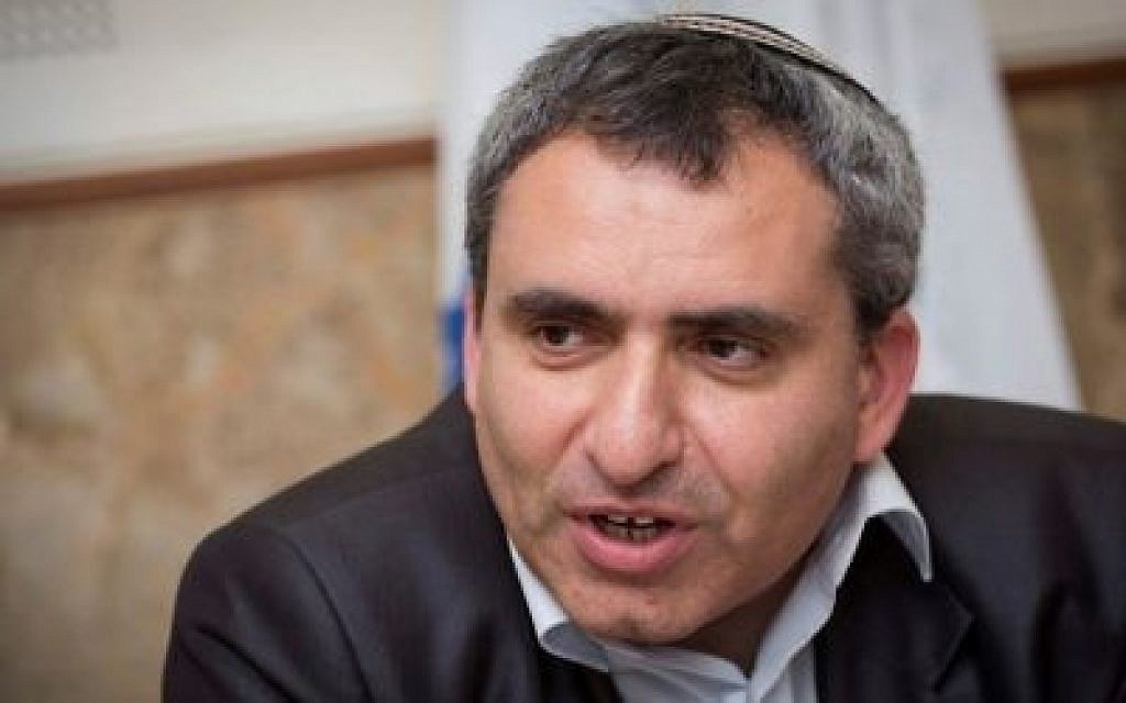 Le ministre de la Protection de l'environnement, Zeev Elkin, prend la parole lors d'une conférence de presse au Fonds national juif à Jérusalem, le 27 mars 2017. (Hadas Parush/Flash90)