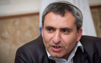 Le ministre de la Protection de l'environnement, Zeev Elkin, prend la parole lors d'une conférence de presse au Fonds national juif à Jérusalem, le 27 mars 2017. (Hadas Parush/Flash90)