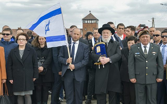 Le ministre de l'Education Naftali Bennett (2e-G), le rabbin Meir Lau (2e-D) et le chef d'état-major de Tsahal Gadi Eizenkot (D) participent à la Marche des Vivants au camp d'Auschwitz-Birkenau en Pologne le 24 avril 2017. (Yossi Zeliger/Flash90) Le ministre de l'Education Naftali Bennett (2e-G), le rabbin Meir Lau (2e-D) et le chef d'état-major de Tsahal Gadi Eizenkot (D) participent à la Marche des Vivants au camp d'Auschwitz-Birkenau en Pologne le 24 avril 2017. (Yossi Zeliger/Flash90)