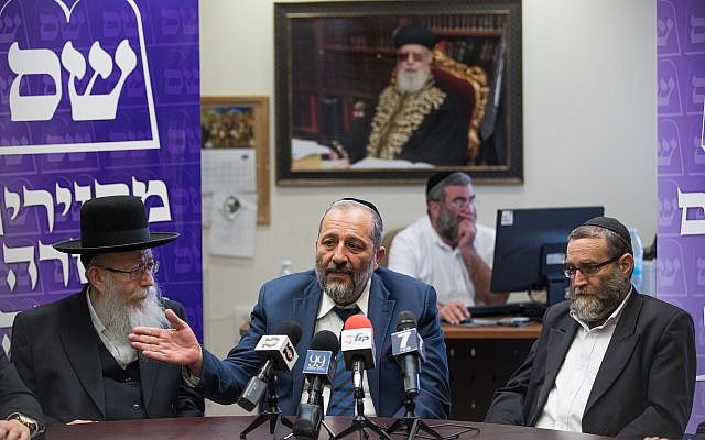 Aryeh Deri (au centre), ministre de l'Intérieur du parti Shas, accompagné de Yaakov Litzman (à gauche), vice-ministre de la Santé du parti Yahadut HaTorah, et le député Moshe Gafni lors d'une réunion commune à la Knesset, à Jérusalem, le 19 juin 2017. (Yonatan Sindel/Flash90) Aryeh Deri (au centre), ministre de l'Intérieur du parti Shas, accompagné de Yaakov Litzman (à gauche), vice-ministre de la Santé du parti Yahadut HaTorah, et le député Moshe Gafni lors d'une réunion commune à la Knesset, à Jérusalem, le 19 juin 2017. (Yonatan Sindel/Flash90)