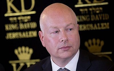 L'envoyé spécial des États-Unis, Jason Greenblatt, assiste à une conférence de presse concernant l'accord sur l'eau entre Israël et l'Autorité palestinienne, le 13 juillet 2017. (Yonatan Sindel/Flash90)