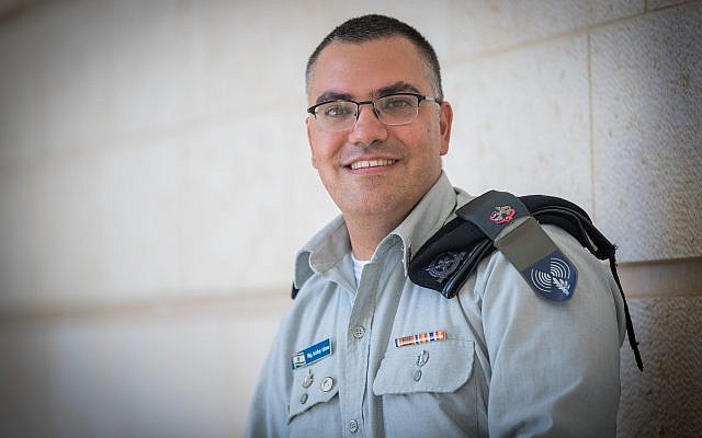 Le porte-parole de Tsahal en langue arabe, Avichay Adraee au ministère des Affaires étrangères à Jérusalem le 6 septembre 2017. (Yonatan Sindel/Flash90) Le porte-parole de Tsahal en langue arabe, Avichay Adraee au ministère des Affaires étrangères à Jérusalem le 6 septembre 2017. (Yonatan Sindel/Flash90)