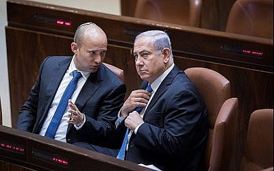 Le Premier ministre Benjamin Netanyahu s'entretient avec le ministre de l'Education Naftali Bennett le 13 novembre 2017 (Yonatan Sindel/Flash90) Le Premier ministre Benjamin Netanyahu s'entretient avec le ministre de l'Education Naftali Bennett le 13 novembre 2017 (Yonatan Sindel/Flash90)