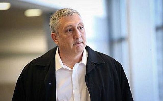 L'ancien porte-parole du Premier ministre Nir Hefetz à la cour des magistrats de Herzliya lors d'une plainte en diffamation contre lui et d'autres conseillers du Premier ministre, le 26 décembre 2017 (Crédit : Flash90)