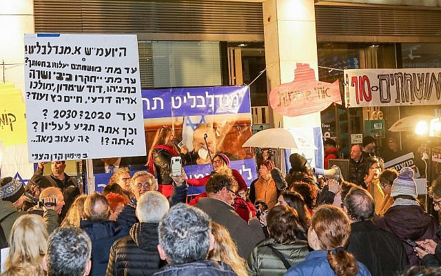 Des manifestants anti-corruption protestent devant le domicile du procureur général Avichai Mandelblit à Petah Tikva le 27 janvier 2018 (Crédit :  Roy Alima/Flash90)