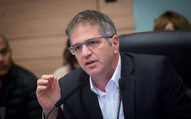 Le député Yoav Kisch (Likud), président de la commission des Affaires internes de la Knesset, le 29 janvier 2018 (Crédit : Miriam Alster/Flash90) Le député Yoav Kisch (Likud), président de la commission des Affaires internes de la Knesset, le 29 janvier 2018 (Crédit : Miriam Alster/Flash90)