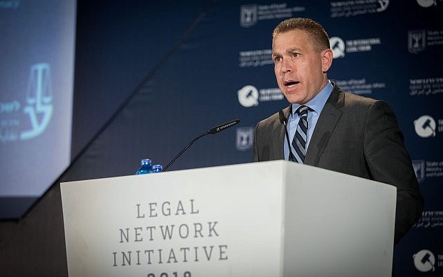 Le ministre de la Sécurité publique, Gilad Erdan, prend la parole lors de la conférence internationale des juristes à Jérusalem, le 5 février 2018. (Yonatan Sindel/Flash90) Le ministre de la Sécurité publique, Gilad Erdan, prend la parole lors de la conférence internationale des juristes à Jérusalem, le 5 février 2018. (Yonatan Sindel/Flash90)