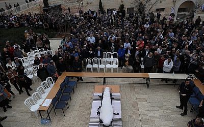Les funérailles de la victime du terrorisme Itamar Ben-Gal dans l'implantation de Har Bracha, en Cisjordanie, le 6 février 2018 (Crédit : Yonatan Sindel/Flash90)