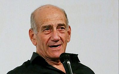 L'ancien Premier ministre Ehud Olmert prend la parole lors d'une conférence à Tel Aviv, le 7 février 2018. (Flash90)