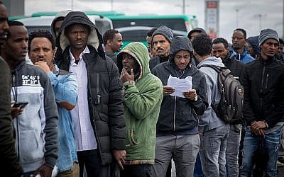 Des demandeurs d'asile africains attendent pendant des heures à l'extérieur pour tenter de déposer leur demande d'asile au bureau de l'Autorité de l'immigration, de la population et des frontières à Bnei Brak, le 13 février 2018. (Miriam Alster/Flash90)
