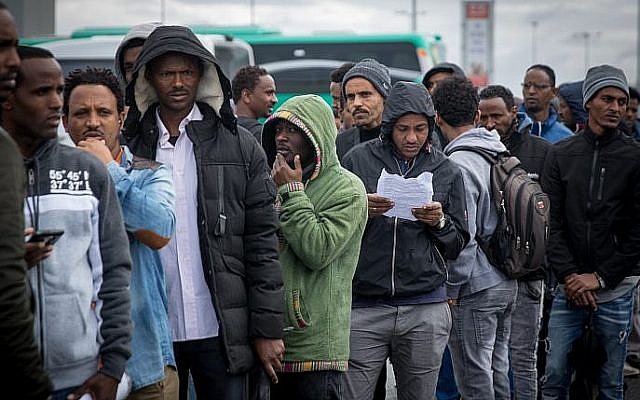 Des demandeurs d'asile africains attendent pendant des heures à l'extérieur pour tenter de déposer leur demande d'asile au bureau de l'Autorité de l'immigration, de la population et des frontières à Bnei Brak, le 13 février 2018. (Miriam Alster/Flash90)
