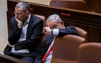 Le Premier ministre Benjamin Netanyahu (à droite) avec le ministre du Tourisme Yariv Levin lors d'un vote de la Knesset sur le budget, qui coïncidait avec la publication par la police de recommandations visant à inculper Netanyahu pour corruption et abus de confiance, le 13 février 2018. Levin a mené les efforts du Likud pour faire pression en faveur d'une législation définissant Israël comme étant avant tout un État juif. (Yonatan Sindel/Flash90)