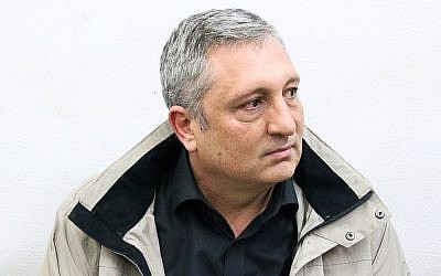Nir Hefetz, assistant de longue date du Premier ministre Benjamin Netanyahu et de la famille, arrive pour une prolongation de sa détention provisoire dans l'affaire 4000 au tribunal de première instance de Rishon Letzion, le 18 février 2018. (Flash90)