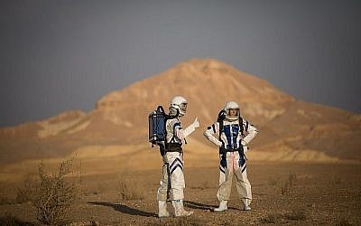 Des scientifiques israéliens participent au projet D-MARS qui simule la vie sur Mars, près de Mitzpe Ramon, dans le sud d'Israël, le 18 février 2018. (Yonatan Sindel/Flash90)