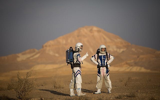 Des scientifiques israéliens participent au projet D-MARS qui simule la vie sur Mars, près de Mitzpe Ramon, dans le sud d'Israël, le 18 février 2018. (Yonatan Sindel/Flash90) Des scientifiques israéliens participent au projet D-MARS qui simule la vie sur Mars, près de Mitzpe Ramon, dans le sud d'Israël, le 18 février 2018. (Yonatan Sindel/Flash90)