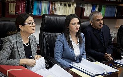 La ministre de la Justice, Ayelet Shaked (C), en compagnie de la présidente de la Cour suprême, Esther Hayut (D) et du ministre des Finances, Moshe Kahlon, ainsi que des membres du Comité de sélection des juges, le 22 février 2018. (Hadas Parush/Flash 90)