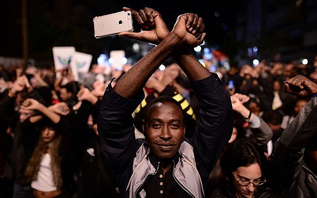 Des demandeurs d'asile africains et des militants des droits de l'Homme manifestent contre les expulsions à Tel Aviv, le 21 février 2018 (Crédit : Tomer Neuberg/Flash90) Des demandeurs d'asile africains et des militants des droits de l'Homme manifestent contre les expulsions à Tel Aviv, le 21 février 2018 (Crédit : Tomer Neuberg/Flash90)
