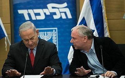 Le Premier ministre Benjamin Netanyahu (g) avec le chef de la coalition David Amsalem lors d'une réunion de la faction du Likud à la Knesset le 26 février 2018. (Yonatan Sindel/Flash90