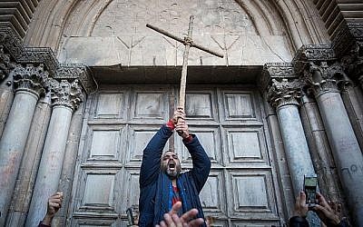 Les protestataires manifestent devant les portes fermées de l'église du Saint Sépulcre dans la vieille ville de Jérusalem, le 27 février 2018. (Yonatan Sindel/Flash90)