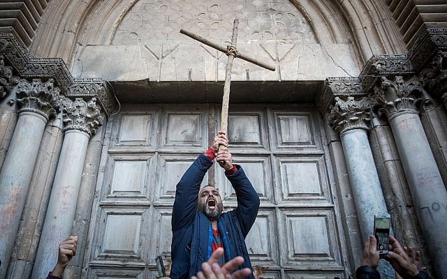 Les protestataires manifestent devant les portes fermées de l'église du Saint Sépulcre dans la vieille ville de Jérusalem, le 27 février 2018. (Yonatan Sindel/Flash90) Les protestataires manifestent devant les portes fermées de l'église du Saint Sépulcre dans la vieille ville de Jérusalem, le 27 février 2018. (Yonatan Sindel/Flash90)