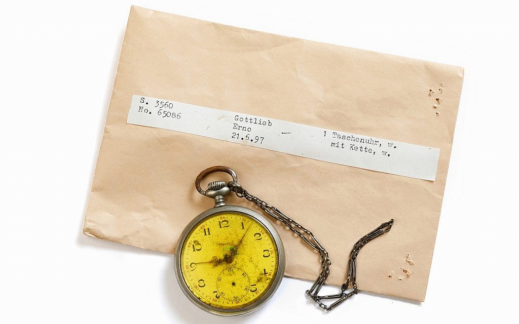 L'ITS cherche à rendre la montre de Daniel Schwartz, victime de la Shoah, à sa famille à travers la campagne #StolenMemory. (Crédit : Cornelis Gollhardt/ITS)