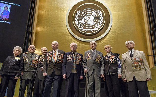 Une photo de groupe des survivants de l'Holocauste et des participants avant la cérémonie pour la journée de commémoration de l'Holocauste des Nations unies, 31 janvier 2018 (Crédit : Photo ONU / Manuel Elias)