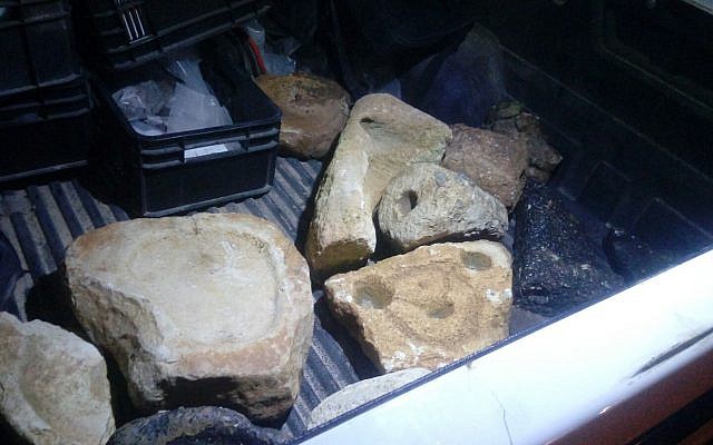 Anciennes meules trouvées dans une maison privée du village d'Um Reihan dans le nord de la Cisjordanie, 13 février 2018. (Police israélienne) Anciennes meules trouvées dans une maison privée du village d'Um Reihan dans le nord de la Cisjordanie, 13 février 2018. (Police israélienne)