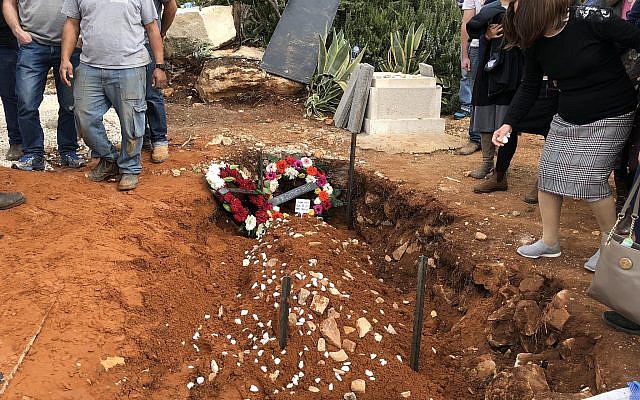 La tombe du rabbin Itamar Ben-Gal, poignardé à mort par un terroriste palestinien. Il a été enterré dans l'implantation d'Har Bracha, en Cisjordanie, le 6 février 2018. (Crédit : Jacob Magid/Times of Israel)
