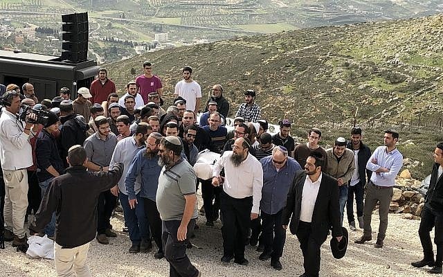 La foule accompagne le rabbin Itamar Ben-Gal à sa dernière demeure, après qu'il a été poignardé à mort par un terroriste palestinien. Il a été enterré dans l'implantation d'Har Bracha, en Cisjordanie, le 6 février 2018. (Crédit : Jacob Magid/Times of Israel)