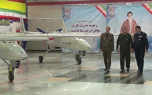 Capture d'écran d'une vidéo du brigadier général des forces iraniennes Amir Hatami, à gauche, lors de l'inauguration d'une ligne de production de drones à Téhéran, le 5 février 2018 (Capture d'écran : YouTube) Capture d'écran d'une vidéo du brigadier général des forces iraniennes Amir Hatami, à gauche, lors de l'inauguration d'une ligne de production de drones à Téhéran, le 5 février 2018 (Capture d'écran : YouTube)
