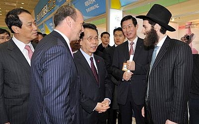 Le rabbin Osher Litzman en compagnie du Premier ministre coréen de l'époque, Han Seung-soo. (Courtesy)