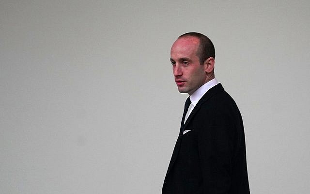 Stephen Miller, le haut-conseiller à la politique de la Maison Blanche, photographié à la Maison Blanche le 15 décembre 2017 (Crédit : Alex Wong/Getty Images via JTA) Stephen Miller, le haut-conseiller à la politique de la Maison Blanche, photographié à la Maison Blanche le 15 décembre 2017 (Crédit : Alex Wong/Getty Images via JTA)