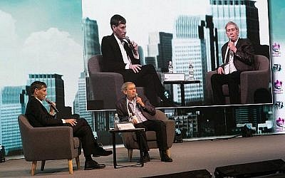 Tamir Pardo, à droite, ancien directeur du Mossad, s'adressant aux participants à la deuxième conférence semestrielle de la Fédération des autorités locales, au Centre des congrès de Tel-Aviv, le 13 février. (Autorisation)