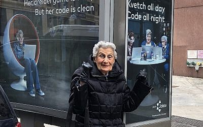 Bea Slater devant certains publicités où son visage apparaît (Crédit : autorisation Mitch Slater/via JTA)