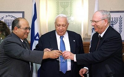 Meir Dagan, à gauche, prend la tête du Mossad après Efraim Halevy, alors que le Premier ministre observe la scène, le 12 décembre 2002 (Crédit : Flash90)